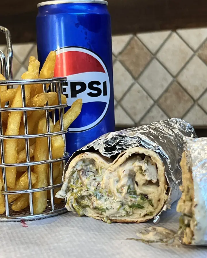 Burrito con patatas fritas y refresco