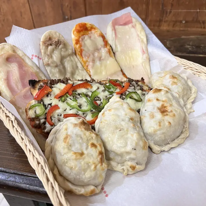 Cesta con empanadas y cocas del obrador