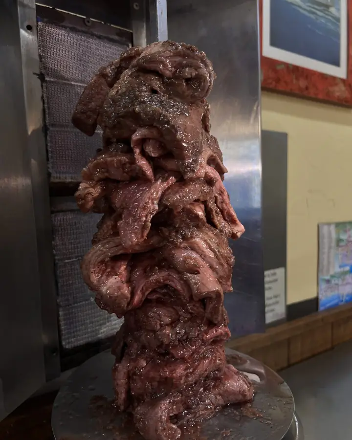 Carne adobada del griego en el asador