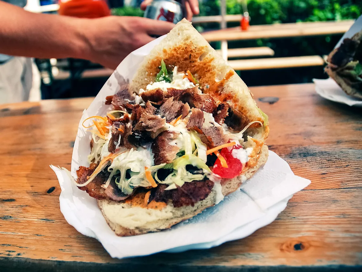 Bocadillo de gyros con la carne en tiras, lechuga, tomate y salsa (foto ilustrativa)