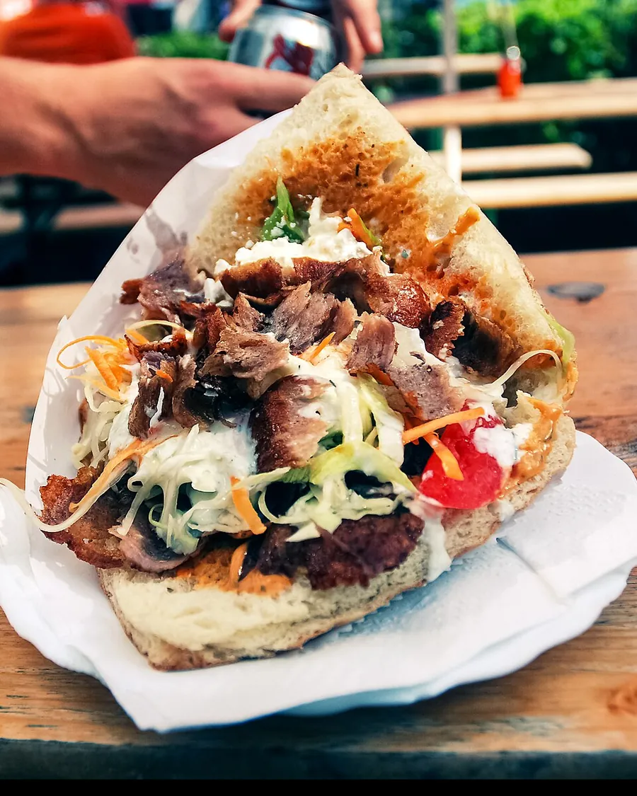 Bocadillo de gyros con la carne en tiras, lechuga, tomate y salsa (foto ilustrativa)
