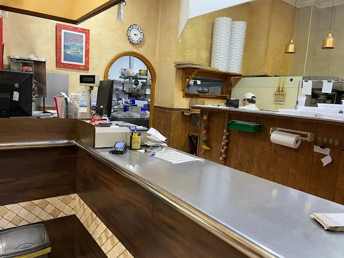 Mostrador de la pizzería en Carrer Traval