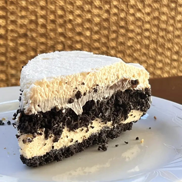 Porción de tarta de chocolate y nata